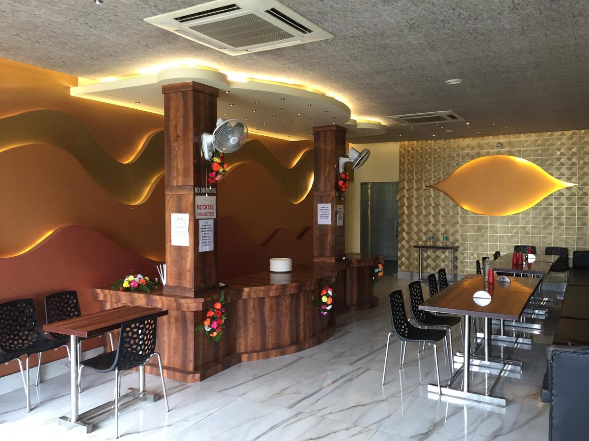 Hotel Samrat Baharampur Eksteriør billede